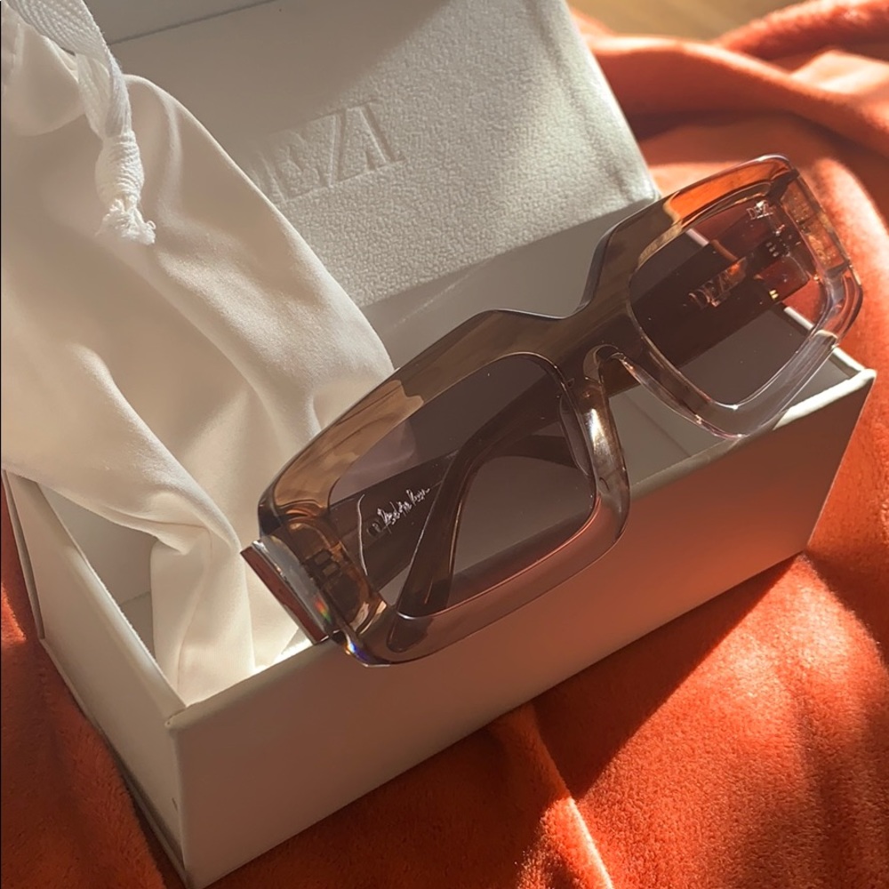 DEZI DEZNUDO Read the Room Sunglasses